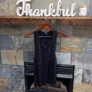 0122 Lululemon women’s ghost camo top size 6